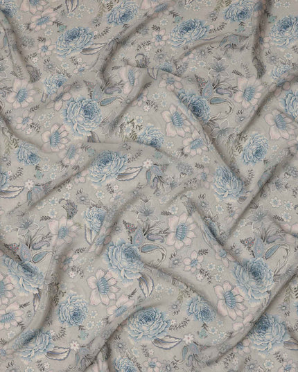 قماش كريب فيسكوز رمادي أزرق مطبوع عليه زهور الحديقة، بنقشات ورود وزنبق رقيقة بألوان باستيل ناعمة، عرض 110 سم، صنع في الهند - D23458