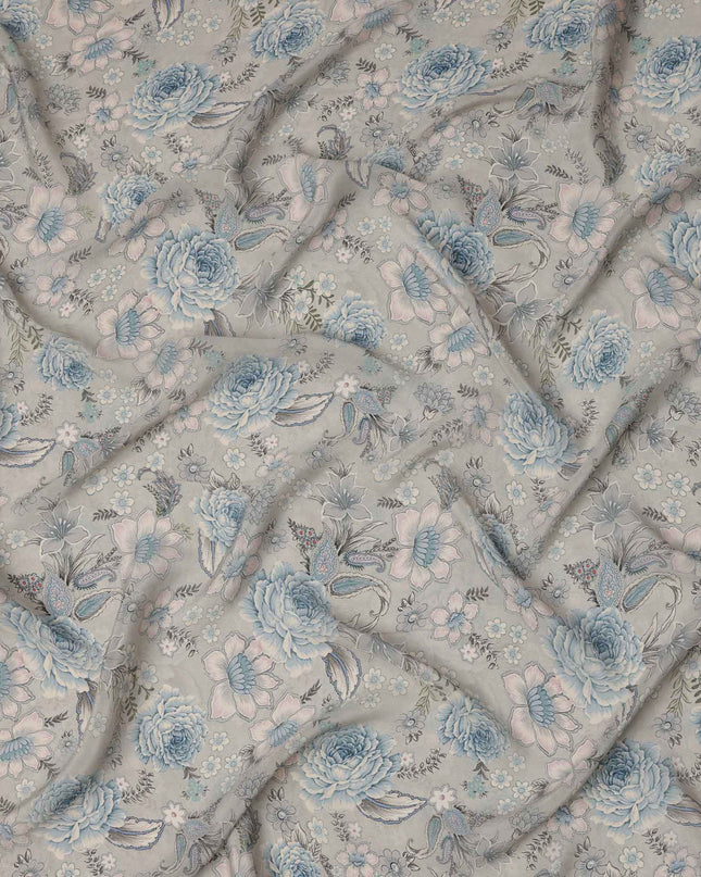 قماش كريب فيسكوز رمادي أزرق مطبوع عليه زهور الحديقة، بنقشات ورود وزنبق رقيقة بألوان باستيل ناعمة، عرض 110 سم، صنع في الهند - D23458