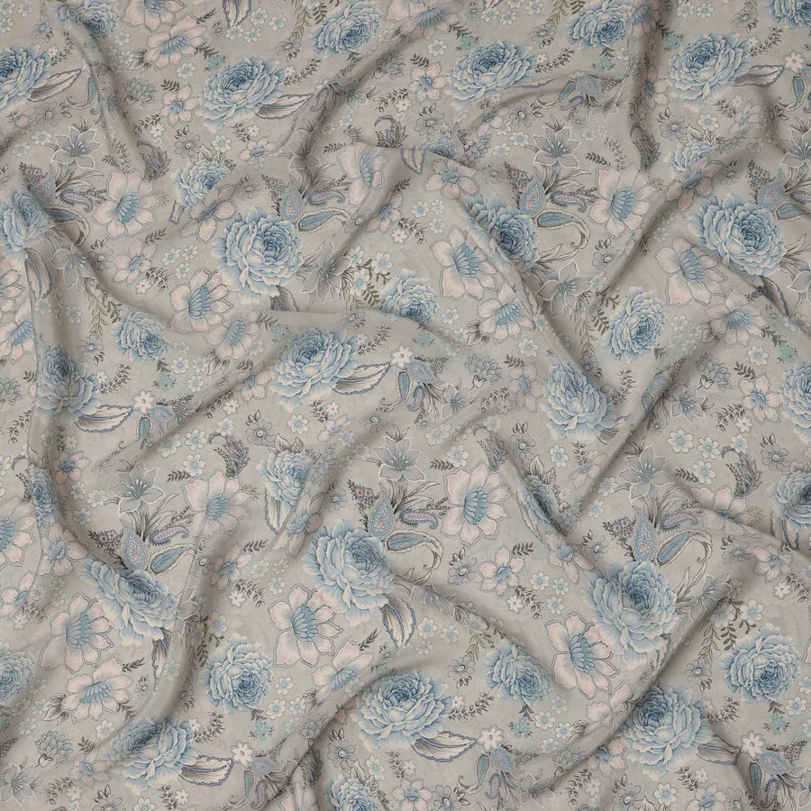 قماش كريب فيسكوز رمادي أزرق مطبوع عليه زهور الحديقة، بنقشات ورود وزنبق رقيقة بألوان باستيل ناعمة، عرض 110 سم، صنع في الهند - D23458