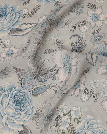 قماش كريب فيسكوز رمادي أزرق مطبوع عليه زهور الحديقة، بنقشات ورود وزنبق رقيقة بألوان باستيل ناعمة، عرض 110 سم، صنع في الهند - D23458