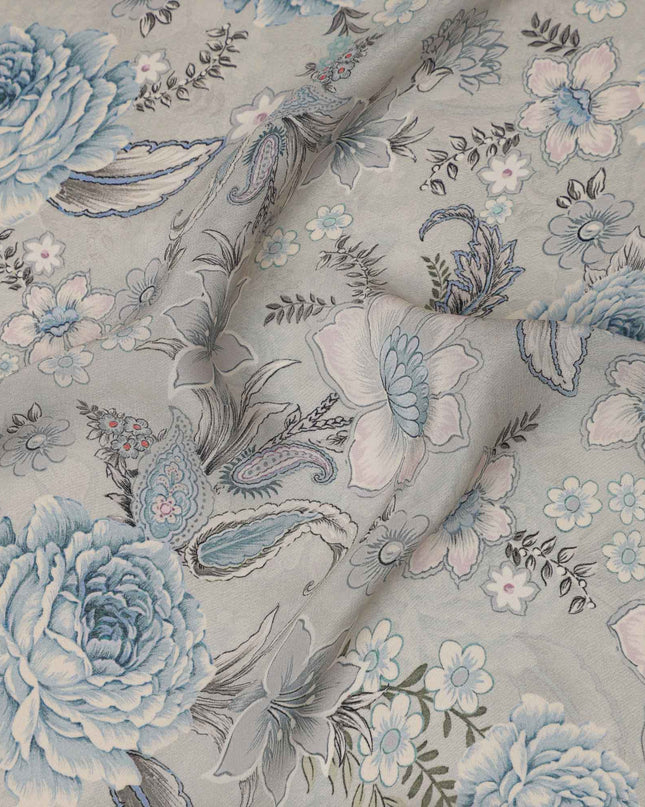 قماش كريب فيسكوز رمادي أزرق مطبوع عليه زهور الحديقة، بنقشات ورود وزنبق رقيقة بألوان باستيل ناعمة، عرض 110 سم، صنع في الهند - D23458
