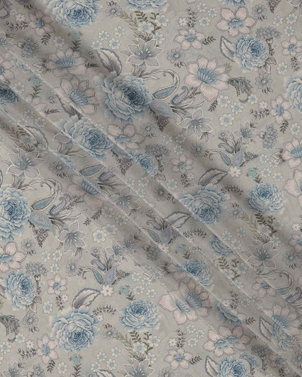 قماش كريب فيسكوز رمادي أزرق مطبوع عليه زهور الحديقة، بنقشات ورود وزنبق رقيقة بألوان باستيل ناعمة، عرض 110 سم، صنع في الهند - D23458
