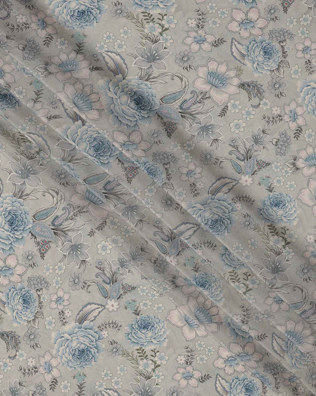 قماش كريب فيسكوز رمادي أزرق مطبوع عليه زهور الحديقة، بنقشات ورود وزنبق رقيقة بألوان باستيل ناعمة، عرض 110 سم، صنع في الهند - D23458
