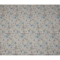 قماش كريب فيسكوز رمادي أزرق مطبوع عليه زهور الحديقة، بنقشات ورود وزنبق رقيقة بألوان باستيل ناعمة، عرض 110 سم، صنع في الهند - D23458
