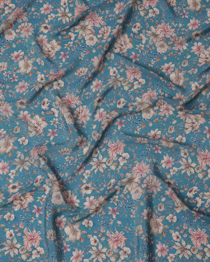 قماش كريب فيسكوز بنقشة زهور عتيقة باللون الأزرق المخضر، مع أزهار بيج ووردية رقيقة بلمسات من أوراق الشجر، عرض 110 سم، صنع في الهند - D23459