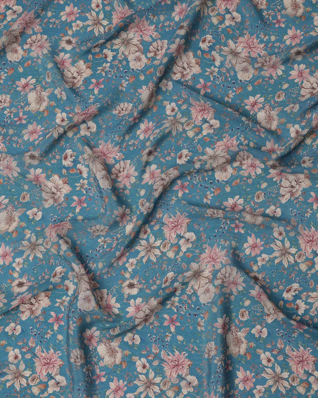 قماش كريب فيسكوز بنقشة زهور عتيقة باللون الأزرق المخضر، مع أزهار بيج ووردية رقيقة بلمسات من أوراق الشجر، عرض 110 سم، صنع في الهند - D23459