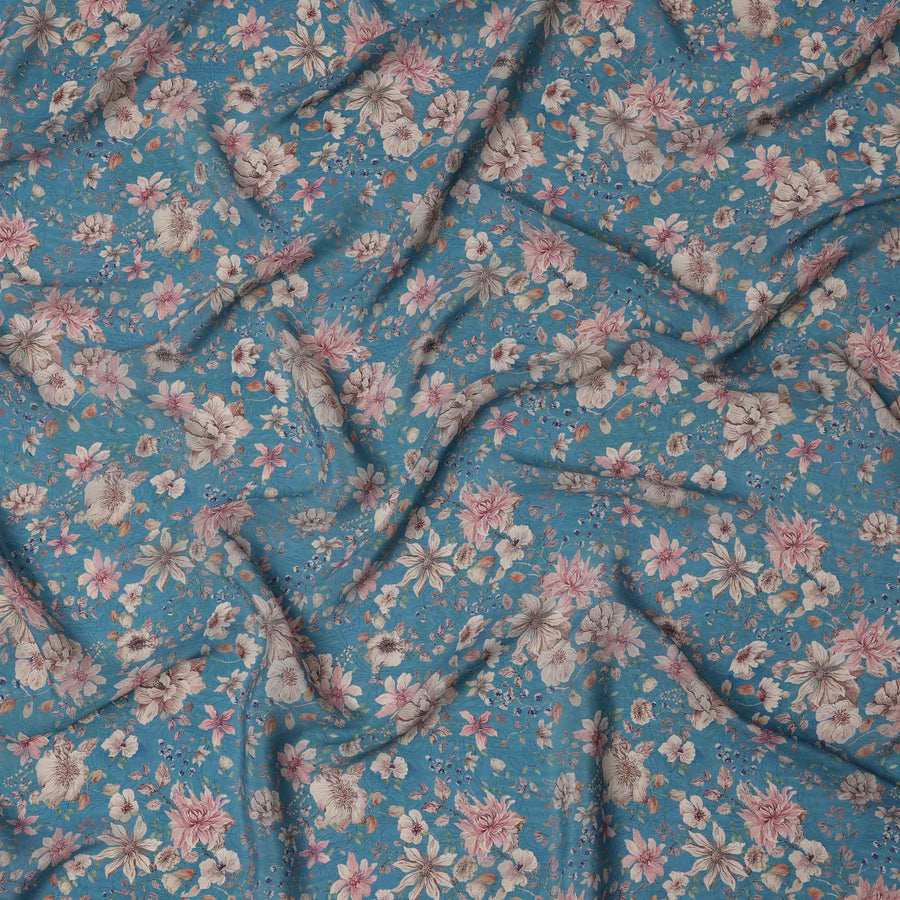 قماش كريب فيسكوز بنقشة زهور عتيقة باللون الأزرق المخضر، مع أزهار بيج ووردية رقيقة بلمسات من أوراق الشجر، عرض 110 سم، صنع في الهند - D23459