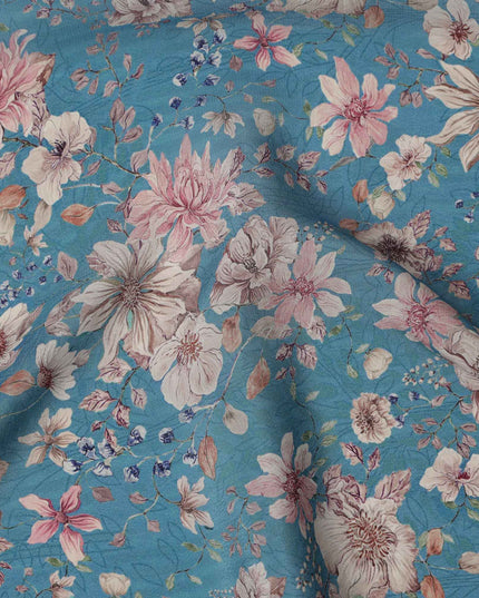 قماش كريب فيسكوز بنقشة زهور عتيقة باللون الأزرق المخضر، مع أزهار بيج ووردية رقيقة بلمسات من أوراق الشجر، عرض 110 سم، صنع في الهند - D23459