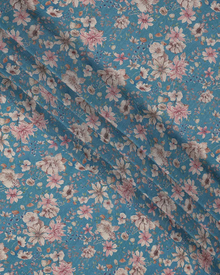 قماش كريب فيسكوز بنقشة زهور عتيقة باللون الأزرق المخضر، مع أزهار بيج ووردية رقيقة بلمسات من أوراق الشجر، عرض 110 سم، صنع في الهند - D23459
