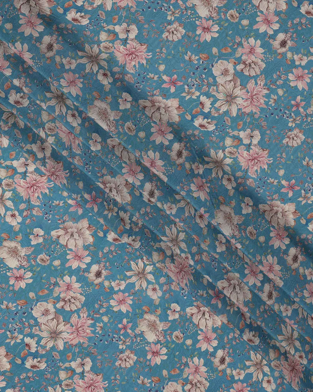 قماش كريب فيسكوز بنقشة زهور عتيقة باللون الأزرق المخضر، مع أزهار بيج ووردية رقيقة بلمسات من أوراق الشجر، عرض 110 سم، صنع في الهند - D23459