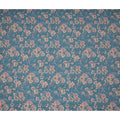 قماش كريب فيسكوز بنقشة زهور عتيقة باللون الأزرق المخضر، مع أزهار بيج ووردية رقيقة بلمسات من أوراق الشجر، عرض 110 سم، صنع في الهند - D23459