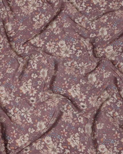 قماش كريب فيسكوز مطبوع عليه زهور باللون البني الموف، مع تفاصيل زهور باللونين البيج والأزرق مع لمسات من أوراق الخريف، عرض 110 سم، صنع في الهند - D23461