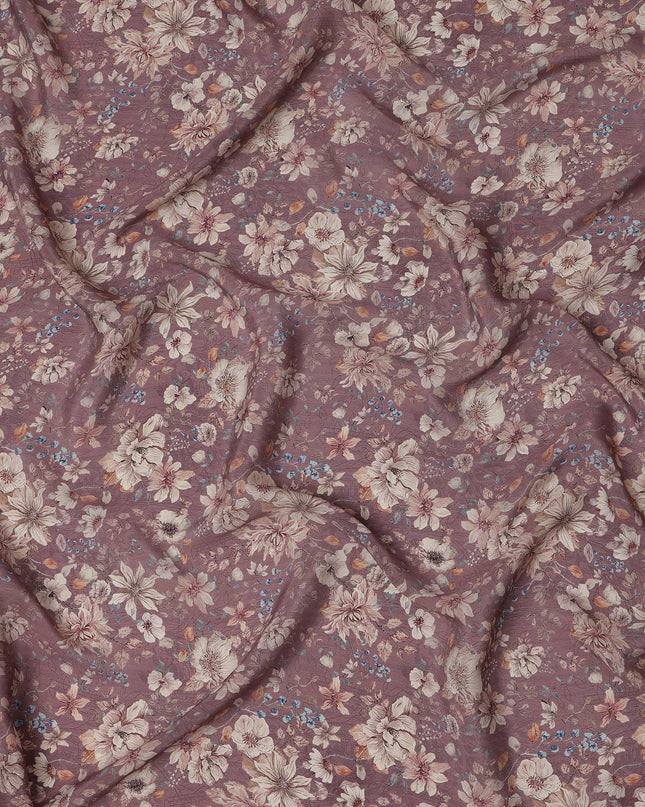 قماش كريب فيسكوز مطبوع عليه زهور باللون البني الموف، مع تفاصيل زهور باللونين البيج والأزرق مع لمسات من أوراق الخريف، عرض 110 سم، صنع في الهند - D23461
