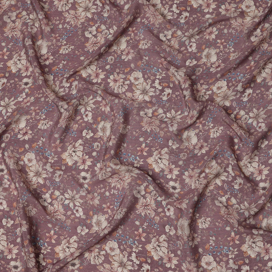 قماش كريب فيسكوز مطبوع عليه زهور باللون البني الموف، مع تفاصيل زهور باللونين البيج والأزرق مع لمسات من أوراق الخريف، عرض 110 سم، صنع في الهند - D23461