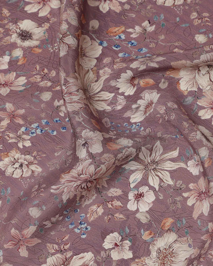 قماش كريب فيسكوز مطبوع عليه زهور باللون البني الموف، مع تفاصيل زهور باللونين البيج والأزرق مع لمسات من أوراق الخريف، عرض 110 سم، صنع في الهند - D23461