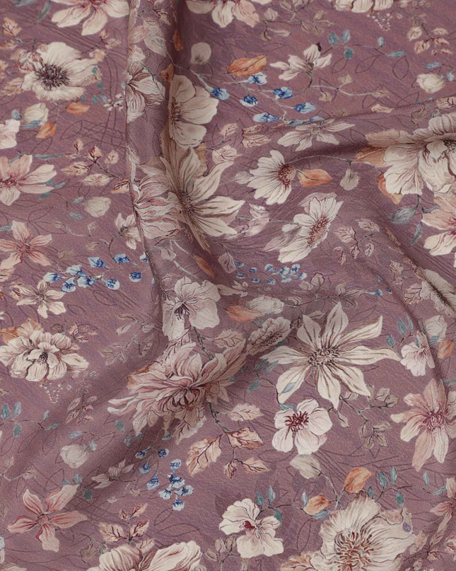 قماش كريب فيسكوز مطبوع عليه زهور باللون البني الموف، مع تفاصيل زهور باللونين البيج والأزرق مع لمسات من أوراق الخريف، عرض 110 سم، صنع في الهند - D23461