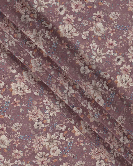 قماش كريب فيسكوز مطبوع عليه زهور باللون البني الموف، مع تفاصيل زهور باللونين البيج والأزرق مع لمسات من أوراق الخريف، عرض 110 سم، صنع في الهند - D23461