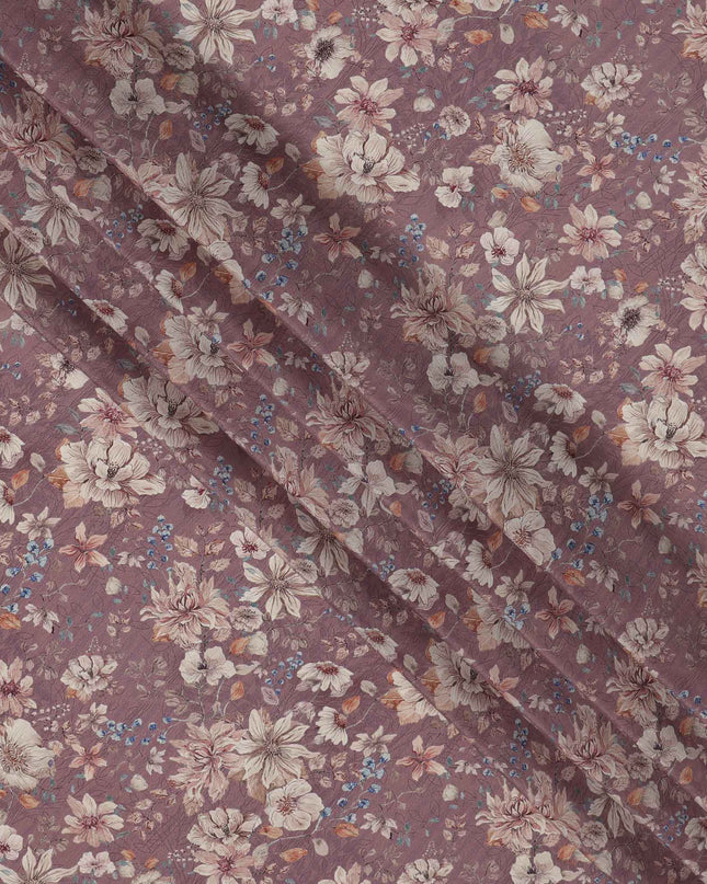قماش كريب فيسكوز مطبوع عليه زهور باللون البني الموف، مع تفاصيل زهور باللونين البيج والأزرق مع لمسات من أوراق الخريف، عرض 110 سم، صنع في الهند - D23461