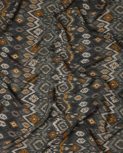 قماش كريب فيسكوز مطبوع هندسي مستوحى من الإيكات باللون الرمادي الفحمي مع لمسات من اللون الخردلي والأبيض العاجي، عرض 110 سم، صنع في الهند - D23462