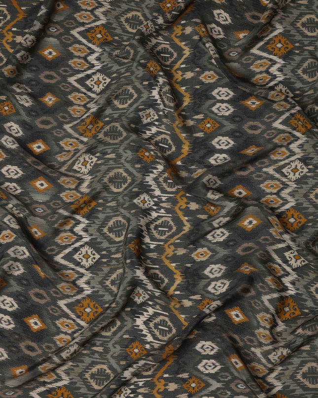 قماش كريب فيسكوز مطبوع هندسي مستوحى من الإيكات باللون الرمادي الفحمي مع لمسات من اللون الخردلي والأبيض العاجي، عرض 110 سم، صنع في الهند - D23462