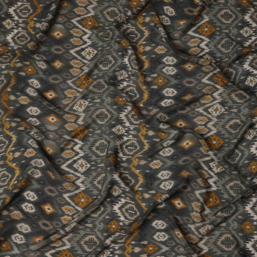 قماش كريب فيسكوز مطبوع هندسي مستوحى من الإيكات باللون الرمادي الفحمي مع لمسات من اللون الخردلي والأبيض العاجي، عرض 110 سم، صنع في الهند - D23462