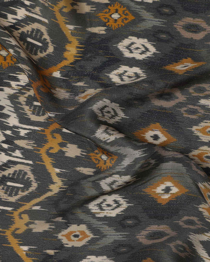 قماش كريب فيسكوز مطبوع هندسي مستوحى من الإيكات باللون الرمادي الفحمي مع لمسات من اللون الخردلي والأبيض العاجي، عرض 110 سم، صنع في الهند - D23462