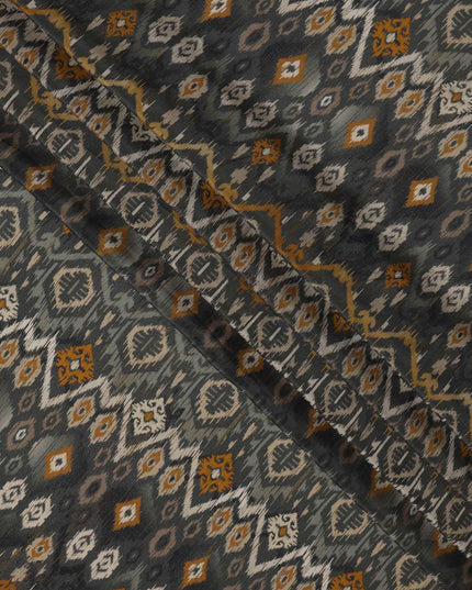 قماش كريب فيسكوز مطبوع هندسي مستوحى من الإيكات باللون الرمادي الفحمي مع لمسات من اللون الخردلي والأبيض العاجي، عرض 110 سم، صنع في الهند - D23462