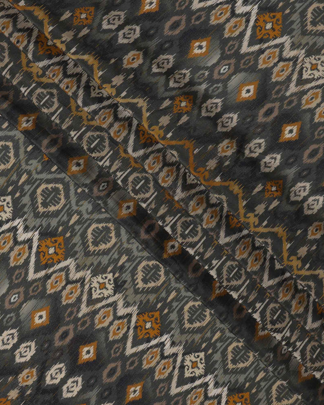 قماش كريب فيسكوز مطبوع هندسي مستوحى من الإيكات باللون الرمادي الفحمي مع لمسات من اللون الخردلي والأبيض العاجي، عرض 110 سم، صنع في الهند - D23462