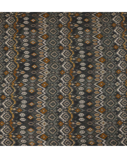 قماش كريب فيسكوز مطبوع هندسي مستوحى من الإيكات باللون الرمادي الفحمي مع لمسات من اللون الخردلي والأبيض العاجي، عرض 110 سم، صنع في الهند - D23462