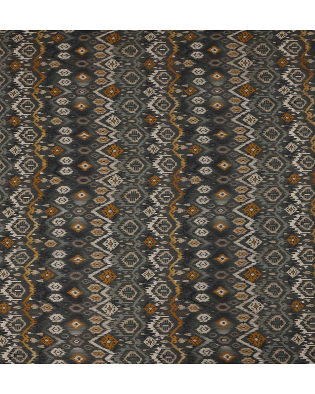 قماش كريب فيسكوز مطبوع هندسي مستوحى من الإيكات باللون الرمادي الفحمي مع لمسات من اللون الخردلي والأبيض العاجي، عرض 110 سم، صنع في الهند - D23462