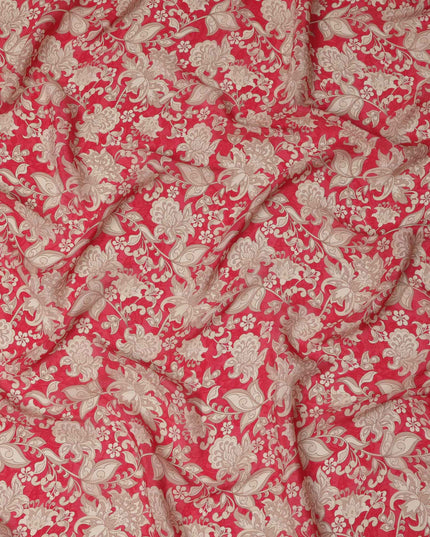 قماش كريب فيسكوز مطبوع عليه زهور عرقية باللون الأحمر القرمزي مع زخارف نباتية معقدة باللون البيج، عرض 110 سم، صنع في الهند - D23463