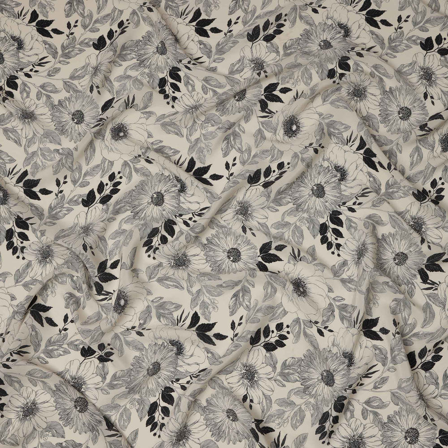 قماش كريب فيسكوز مطبوع عليه زهور باللونين العاجي والأسود، بأوراق أحادية اللون، عرض 110 سم، صنع في الهند - D23466