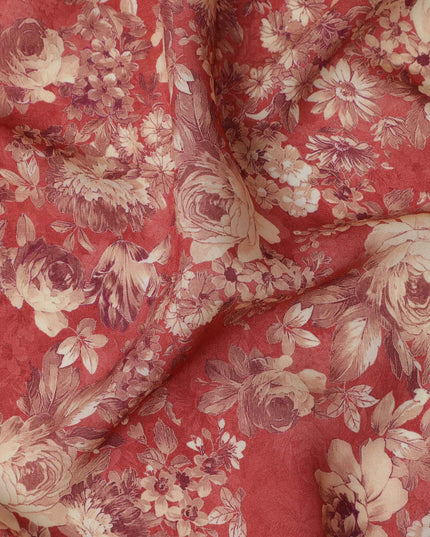 قماش كريب فيسكوز بطبعة زهور عتيقة باللون الأحمر والبيج، 110 سم، الهند - D23473