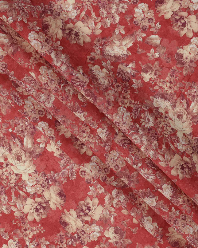 قماش كريب فيسكوز بطبعة زهور عتيقة باللون الأحمر والبيج، 110 سم، الهند - D23473