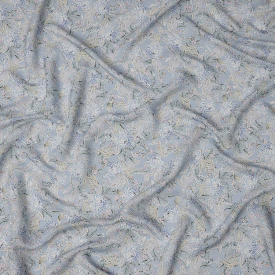 قماش كريب فيسكوز ناعم أزرق فاتح بطبعة زهور كاملة، 110 سم، الهند - D23478