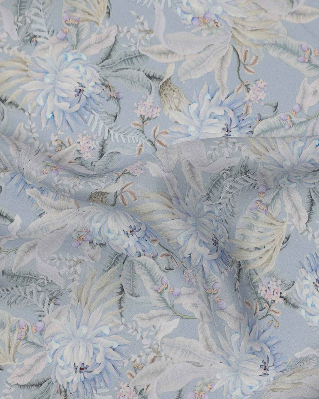 قماش كريب فيسكوز ناعم أزرق فاتح بطبعة زهور كاملة، 110 سم، الهند - D23478