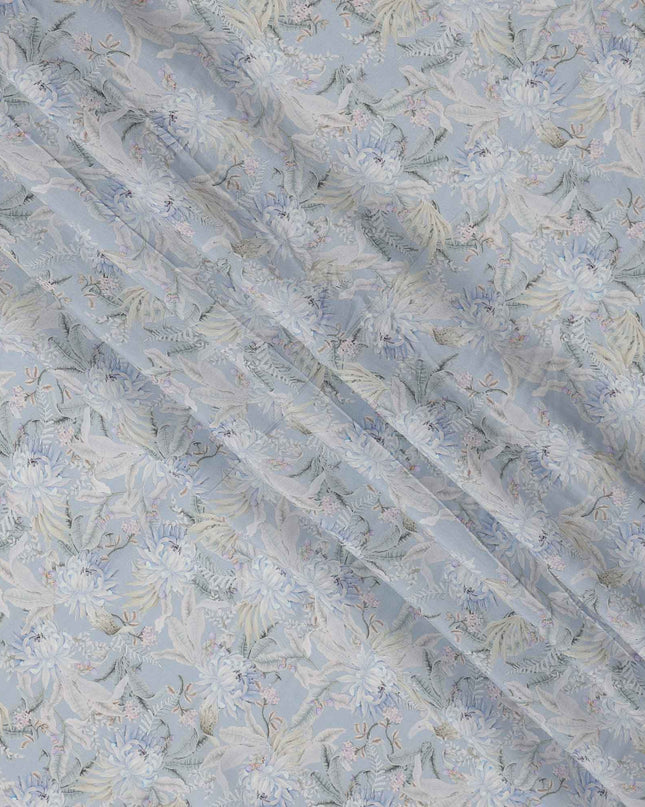 قماش كريب فيسكوز ناعم أزرق فاتح بطبعة زهور كاملة، 110 سم، الهند - D23478