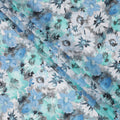 قماش كريب حريري بطبعة زهور مائية باللون الأزرق المائي والرمادي، بنمط فني ناعم، عرض 110 سم، صنع في الهند - D23748