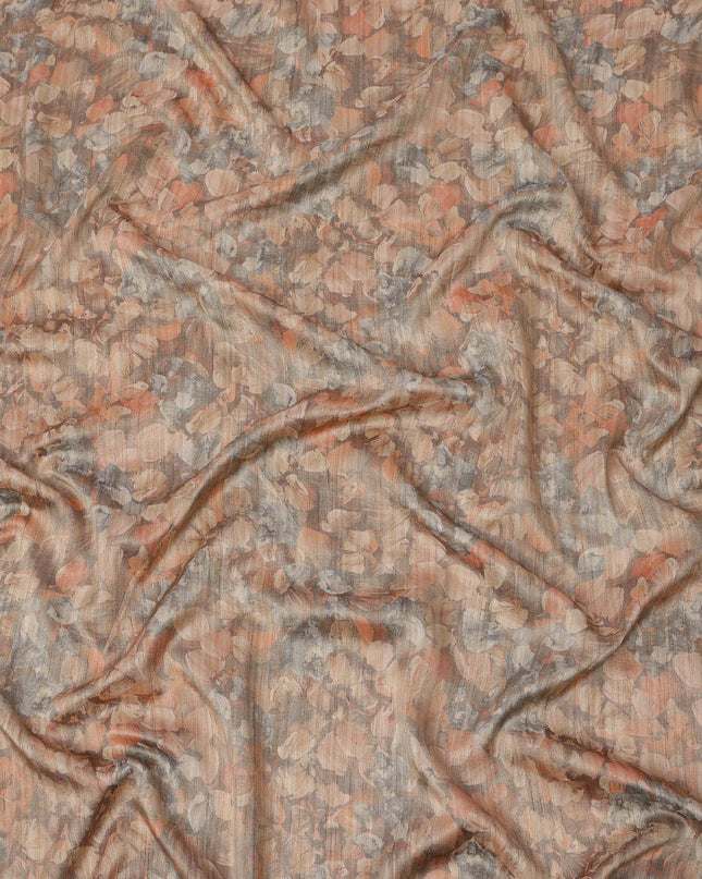 قماش كريب فيسكوز بطبعة أوراق تجريدية باللونين البرتقالي المحروق والرمادي الداكن، بتصميم رقمي ناعم، عرض 110 سم، صنع في الهند - D23755