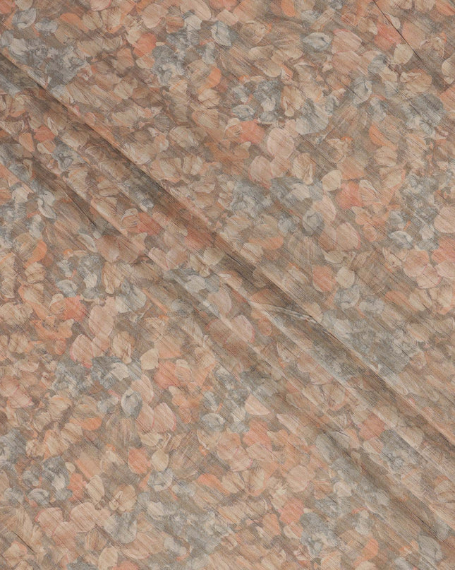 قماش كريب فيسكوز بطبعة أوراق تجريدية باللونين البرتقالي المحروق والرمادي الداكن، بتصميم رقمي ناعم، عرض 110 سم، صنع في الهند - D23755