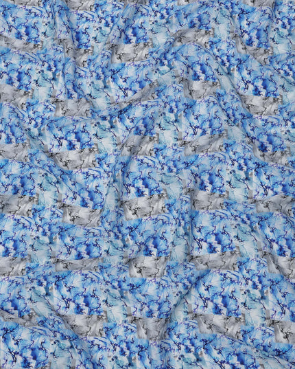 قماش كريب صناعي بطبعة أوراق مائية تجريدية باللونين الأزرق السماوي والرمادي، بتصميم رقمي معاصر، عرض 110 سم، صنع في الهند - D23774