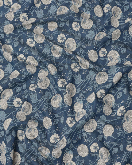 قماش قطني بقاعدة زرقاء داكنة مع رسومات نباتية باللونين البيج والأزرق، تصميم فني مرسوم يدويًا، عرض 110 سم، صنع في الهند - D23780