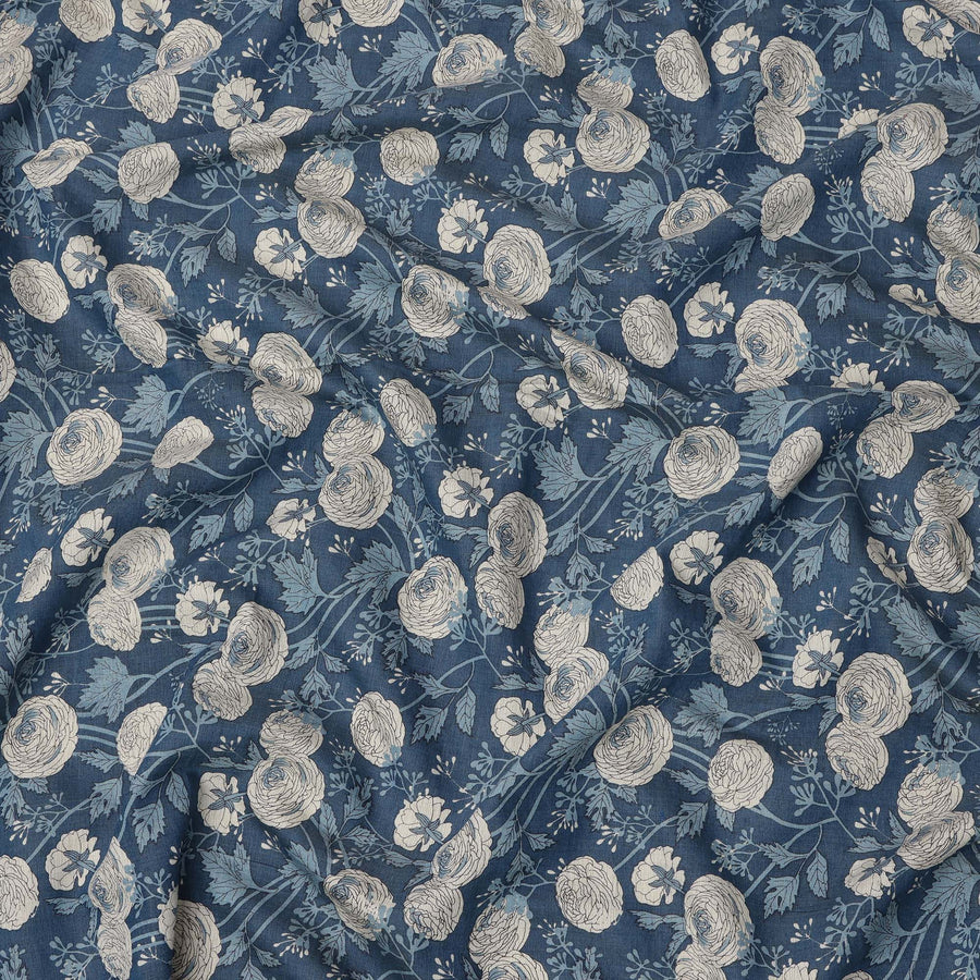 قماش قطني بقاعدة زرقاء داكنة مع رسومات نباتية باللونين البيج والأزرق، تصميم فني مرسوم يدويًا، عرض 110 سم، صنع في الهند - D23780