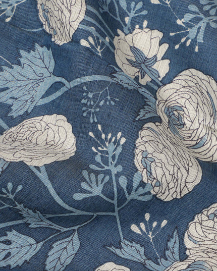 قماش قطني بقاعدة زرقاء داكنة مع رسومات نباتية باللونين البيج والأزرق، تصميم فني مرسوم يدويًا، عرض 110 سم، صنع في الهند - D23780