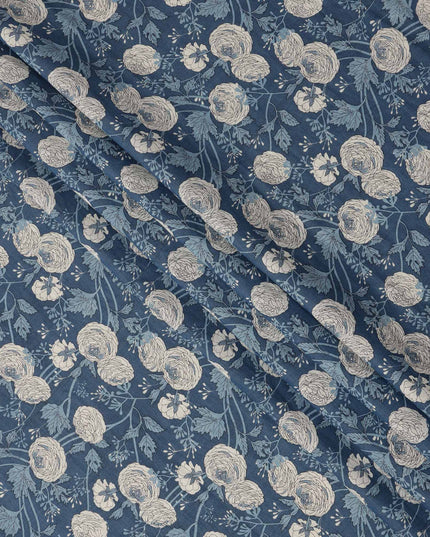 قماش قطني بقاعدة زرقاء داكنة مع رسومات نباتية باللونين البيج والأزرق، تصميم فني مرسوم يدويًا، عرض 110 سم، صنع في الهند - D23780