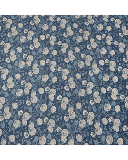 قماش قطني بقاعدة زرقاء داكنة مع رسومات نباتية باللونين البيج والأزرق، تصميم فني مرسوم يدويًا، عرض 110 سم، صنع في الهند - D23780