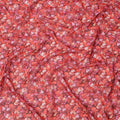 قماش فوال قطني بقاعدة حمراء قرمزية مع طبعة بتلات متداخلة وردية ومرجانية، بملمس زهري فني، عرض 110 سم، صنع في الهند - D23783