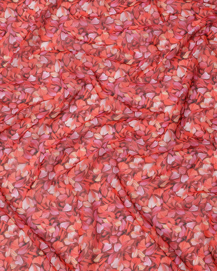 قماش فوال قطني بقاعدة حمراء قرمزية مع طبعة بتلات متداخلة وردية ومرجانية، بملمس زهري فني، عرض 110 سم، صنع في الهند - D23783