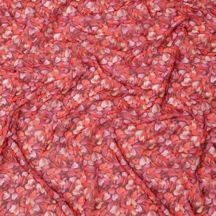قماش فوال قطني بقاعدة حمراء قرمزية مع طبعة بتلات متداخلة وردية ومرجانية، بملمس زهري فني، عرض 110 سم، صنع في الهند - D23783