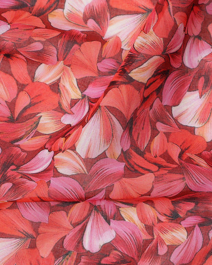 قماش فوال قطني بقاعدة حمراء قرمزية مع طبعة بتلات متداخلة وردية ومرجانية، بملمس زهري فني، عرض 110 سم، صنع في الهند - D23783